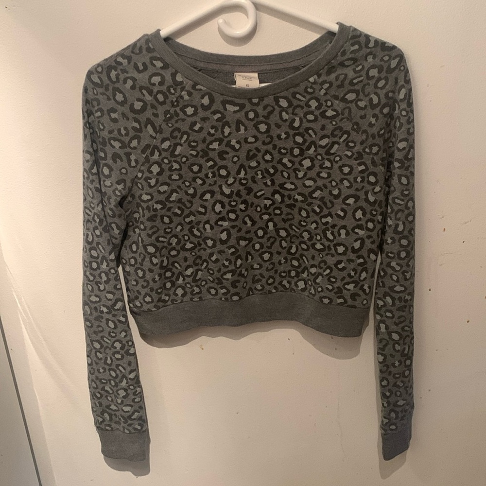 Super Cute Grey Leopard Spot Patterned Crop Top Crewneck Sweater from A and F 😍